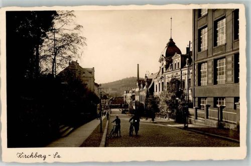 Kirchberg Straßenansicht Radfahrer