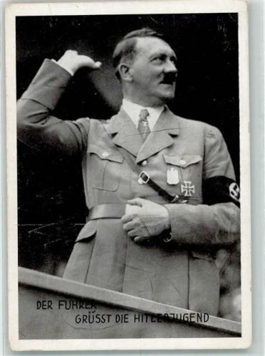 Der Führer in Uniform und mit Eisernem Kreuz beim Gruß an die HJ