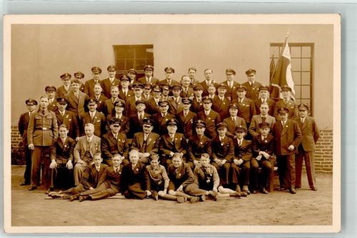 Lemgo Gruppenbild mit Pimpfen der HJ und älteren Herren mit Uniformmützen Ort handschriftlich