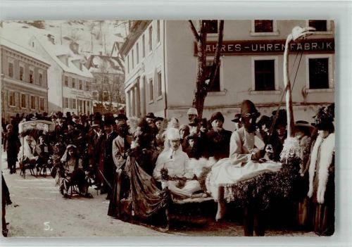 Triberg Festzug Festwagen Uhrenfabrik Rotes Kreuz Fotograf Atelier Gustav Carle Foto AK