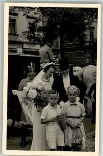 Dresden Hochzeitspaar Blumenkinder Kutsche Ort lt. Fotograf