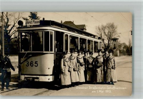 Dresden 1915 Dresdner Strassenbahnschaffnerinnen 1. Mai 1915 Strassenbahn Foto AK