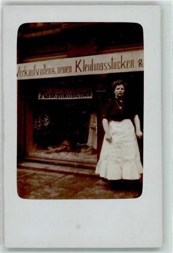 Masken Kostüme Verkauf von alten und neuen Kleidungsstücken Kaufhaus Privatfoto AK