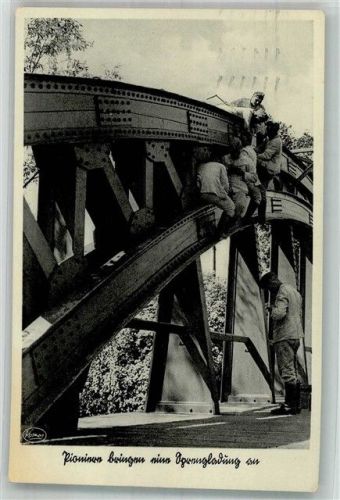 1938 Sprengladung an einer Brücke anbringen