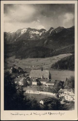 Dorf 1953 Gesamtansicht mit Landschaftspanorama, Foto-Ak Nr. 73573,L & H