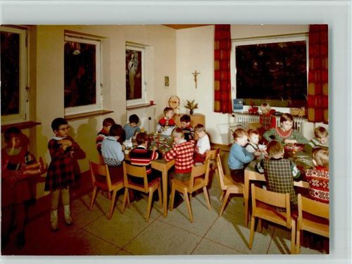 Dannenfels Kinderheim Innenaufnahme bastelnde Kinder