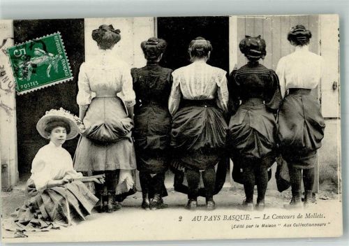 1911 Baskische Frauen präsentieren ihr Hinterteil
