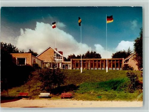 Klingberg Hauptgebäude Fahnen