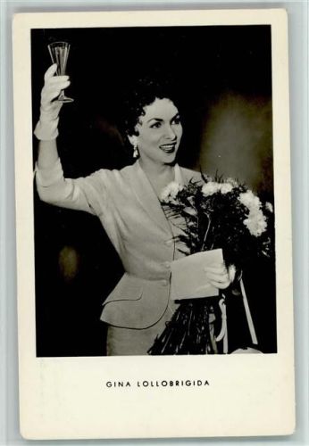 Gina Lollobrigida mit Sektglas und Nelkenstrauß