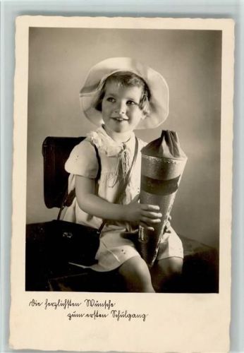 Mädchen mit Schultüte Schulranzen und Schultertasche
