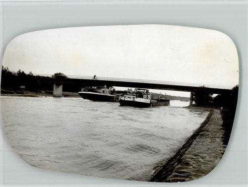 Hiddingsel Zwei Frachtschiffe unter der Brücke