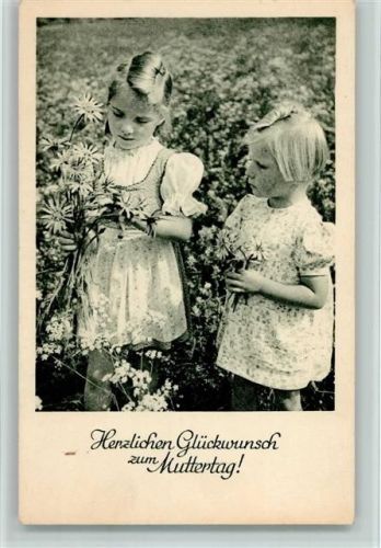 Zwei Mädchen auf der Blumenwiese pflücken die Blumen