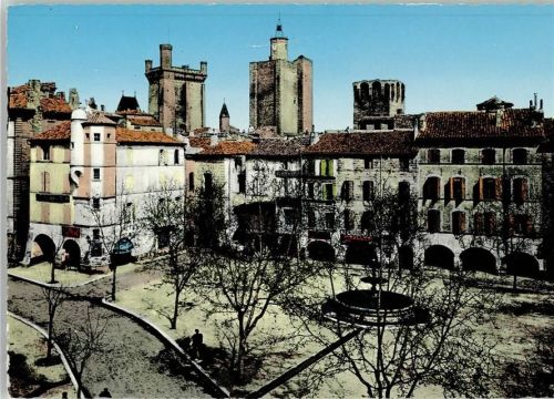 Uzes Platz der Republik