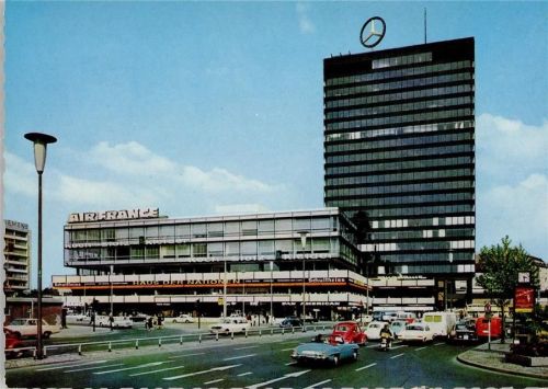 Berlin Mitte Mercedes 300 SL blaues Cabrio und Daimler Gebäude