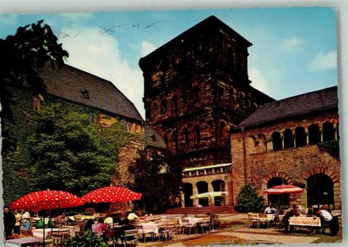 Trier Brunnenhof mit Porta Nigra und Simeonstift