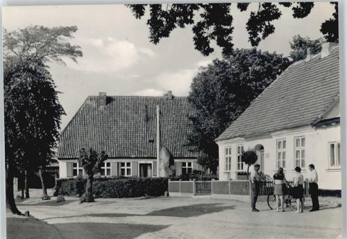Schaprode Haus Baum Zaun Fahrrad Fußgänger