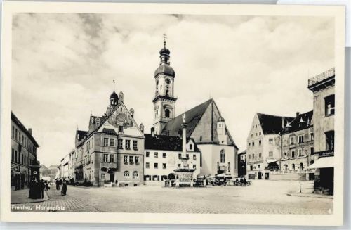 Freising Marienplatz Fußgänger Uhr Denkmal