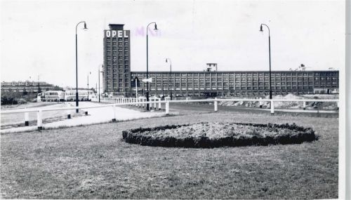 Rüsselsheim Foto Opel Laterne Wiese Straße