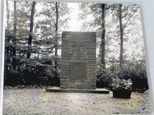 Augustfehn Foto mit Negativ, Ehrenmal