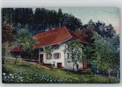 1925 Frau mit Kind auf dem Arm vor dem Haus