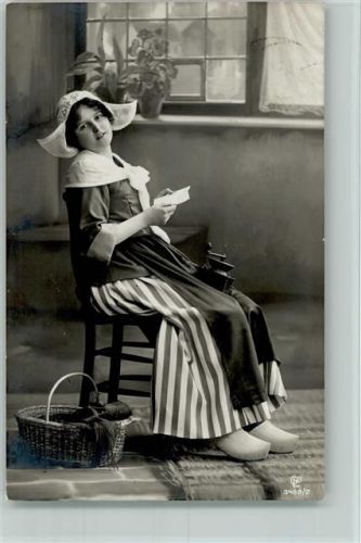 Hollandtrachten, Holzschuhe, Frau mit einer Kaffeemühle 1911 Foto AK Kaffeemühle