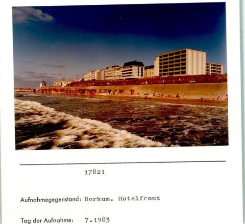 Borkum Hotelfront Foto montiert auf Karton