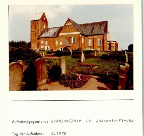Nieblum St Johannis Kirche mit Friedhof Foto montiert auf Karton