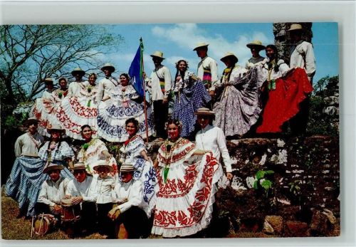 Folkloregruppe mit Polleras und Montunos