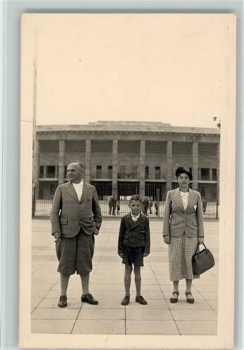 Berlin Mitte Familie vor dem Olympiastadion