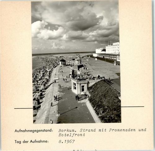 Borkum Strand mit Promenaden und Hotelfront Foto montiert auf Karton