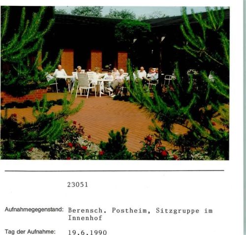 Berensch Postheim Sitzgruppe im Innenhof Foto montiert auf Karton