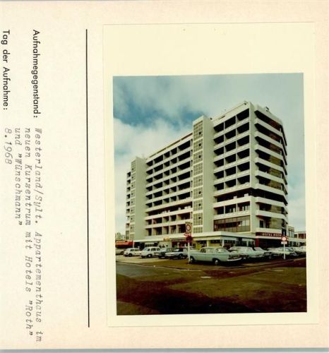 Westerland Appartementhaus im neuen Kurzentrum mit Hotels Roth und Wünschmann Foto montiert auf Karton