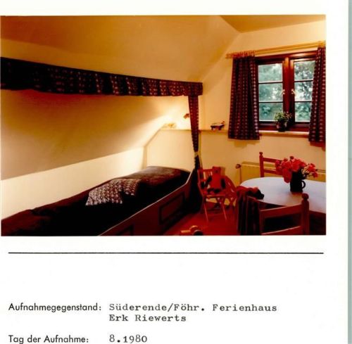 Süderende Ferienhaus Erk Riewerts Innenaufnahme Kinderzimmer Foto montiert auf Karton