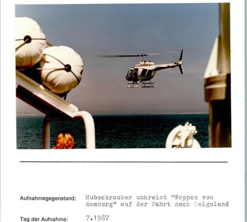 Helgoland Hubschrauber umkreist Wappen von Hamburg auf der Fahrt nach Helgoland Foto montiert auf Karton