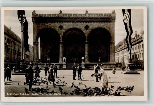 Feldherrnhalle mit Hakenkreuz Fahnen AK WK II