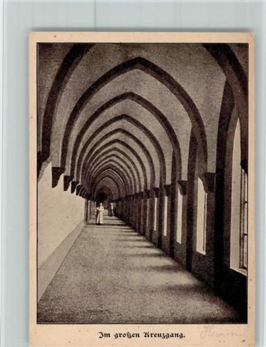 Im großen Kreuzgang Nonne Kloster