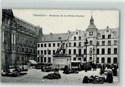 Düsseldorf Marktplatz mit Jan-Wellem-Denkmal Marktszene