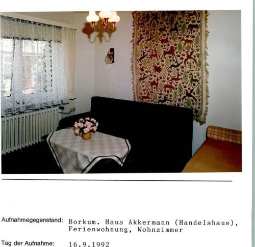 Borkum Haus Akkermann Handelshaus Ferienwohnung Innenaufnahme Wohnzimmer Foto montiert auf Karton