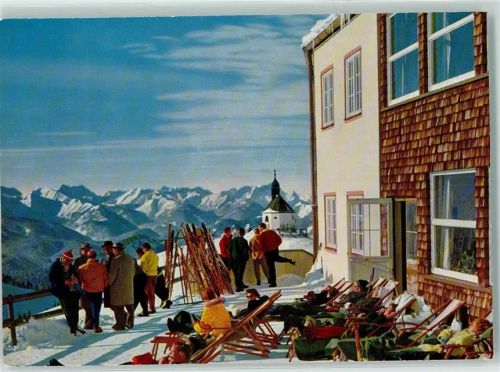 Rottach-Egern Wallberbahn Berghotel mit Wallbergkapelle Karwendelgebirge Zugspitze Winter Liegestühle