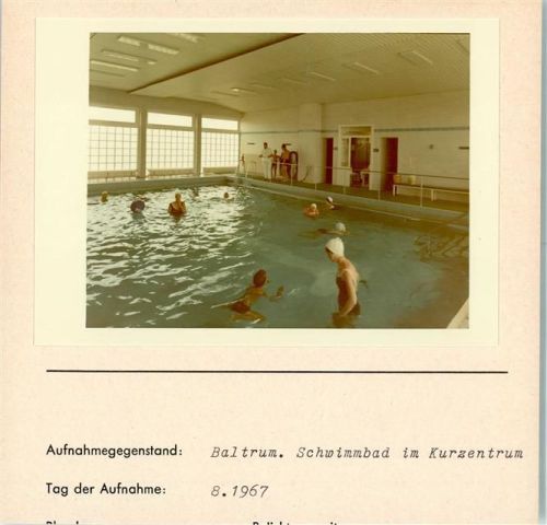 Baltrum Schwimmbad im Kurzentrum Innenaufnahme Foto montiert auf Karton