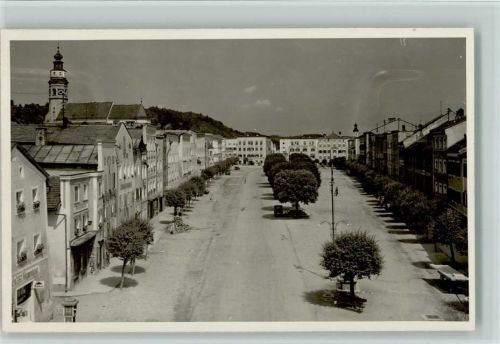 Tittmoning Stadtplatz mit Burghauser Tor und Stiftskirche