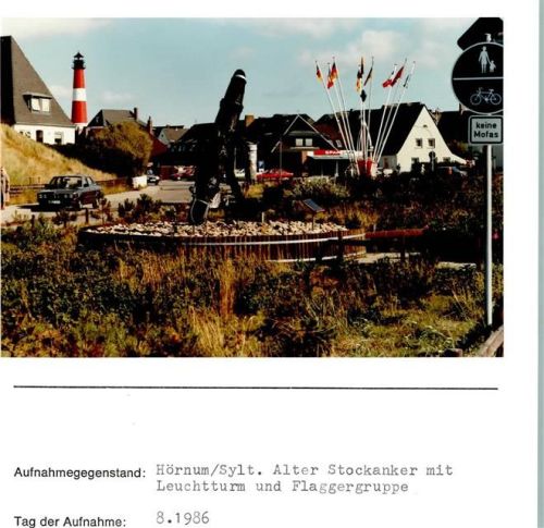 Hörnum Alter Stockanker mit Leuchtturm und Flaggergruppe