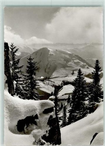 Rottach-Egern Wallbergbahn Bergstation mit Wallbergkircherl und Setzberg Winter