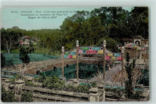 Hue Allee des portiques de Bronze conduisant au tombeau de Tieu-Tri
