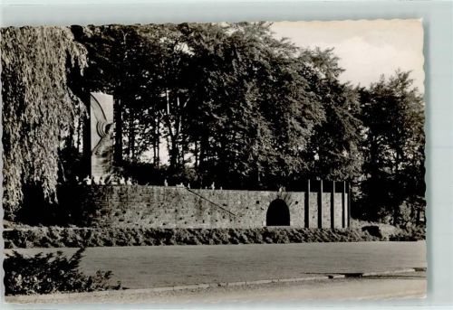 Velbert Ehrenmal Rückseite mit Abschürfungen bzw Kleberesten