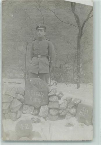 WK I Soldat am Grab 6. Ersatz Komp. AK Kriegsgrab 1917 Privatfoto AK