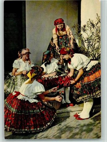 Volkstracht von Sarpilis - Frauen mit Pepperoni-Früchten Trachten Ungarn