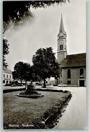 Plattling Pfarrkirche Grünanlage Oldtimer