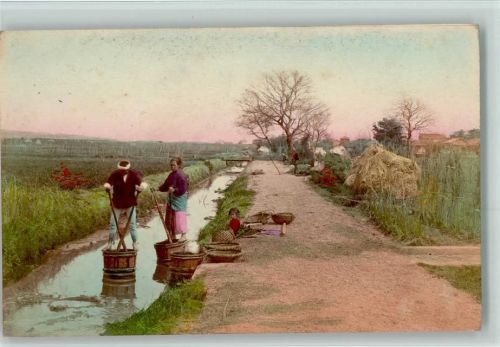 Bauern stehen im Wassergraben auf Bottiche 1918 AK Landwirtschaft