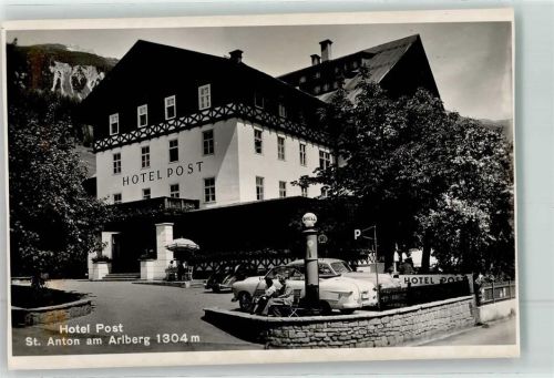 St. Anton Hotel Post Oldtimer Zapfsäule